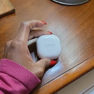 Samsung White Earbuds Charging Case